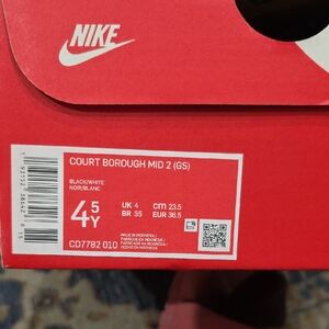 New never worn Nike Court Borough.